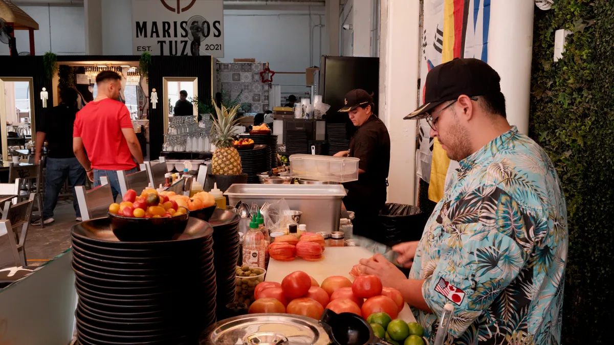 Cocina de Mariscos TUZO durante el servicio