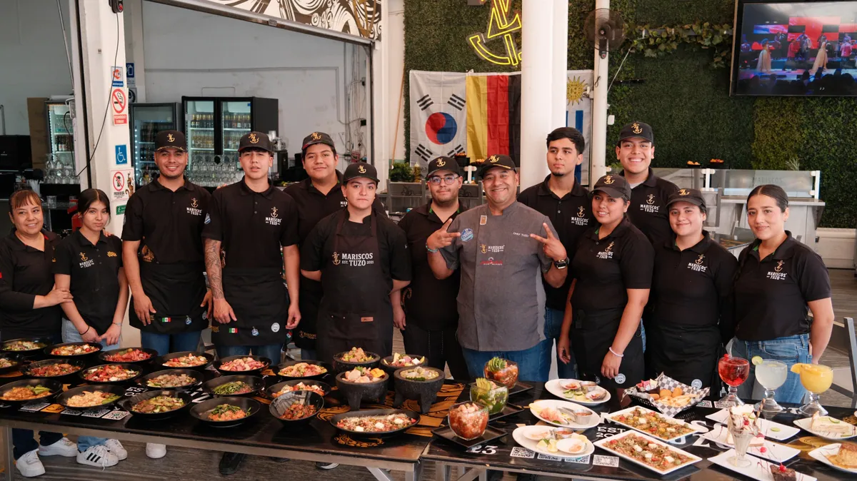 El equipo completo de Mariscos TUZO en el restaurante